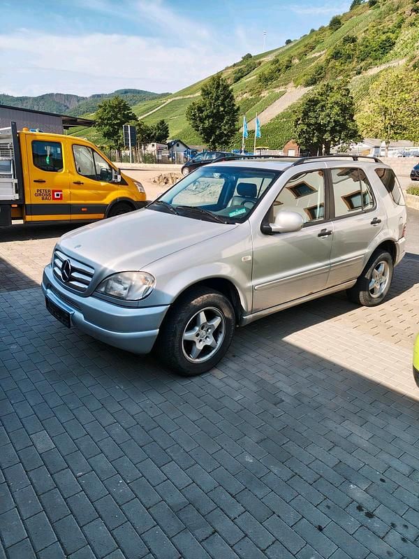 Silber Gebraucht 2000 Mercedes ML320 SUV | 3.750 € - Bild 1/4