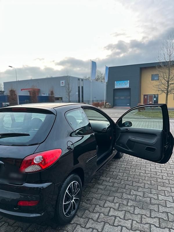 Gebraucht Peugeot 206+ 68 PS (50 kW) 2011 Schwarz Kleinwagen