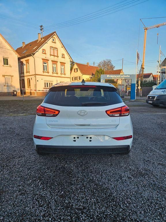 Neu Hyundai i30 97 PS (71 kW) 2025 Atlas white Limousine