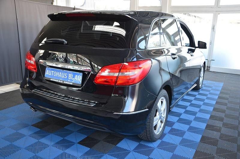 Gebraucht Mercedes B180 122 PS (89 kW) 2012 Schwarz Van / Kleinbus