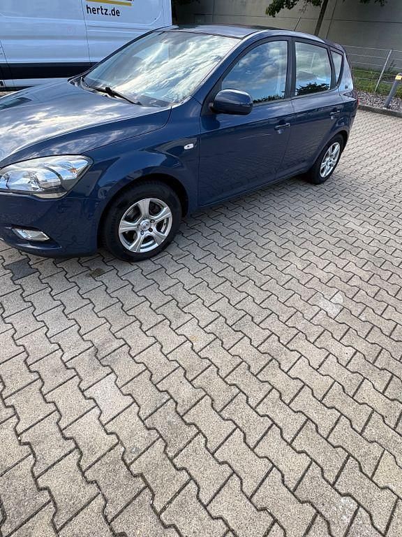 Blau Gebraucht 2010 Kia Ceed Attract Limousine | 3.499 € (Teuer) - Bild 1/4