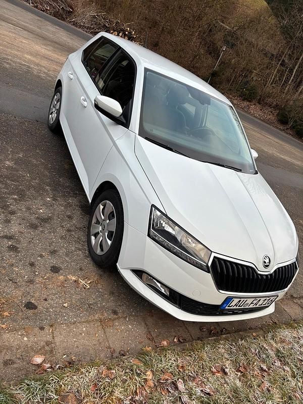 Weiß Gebraucht 2021 Skoda Fabia Ambition Kleinwagen | 15.000 € (Guter Preis) - Bild 1/4