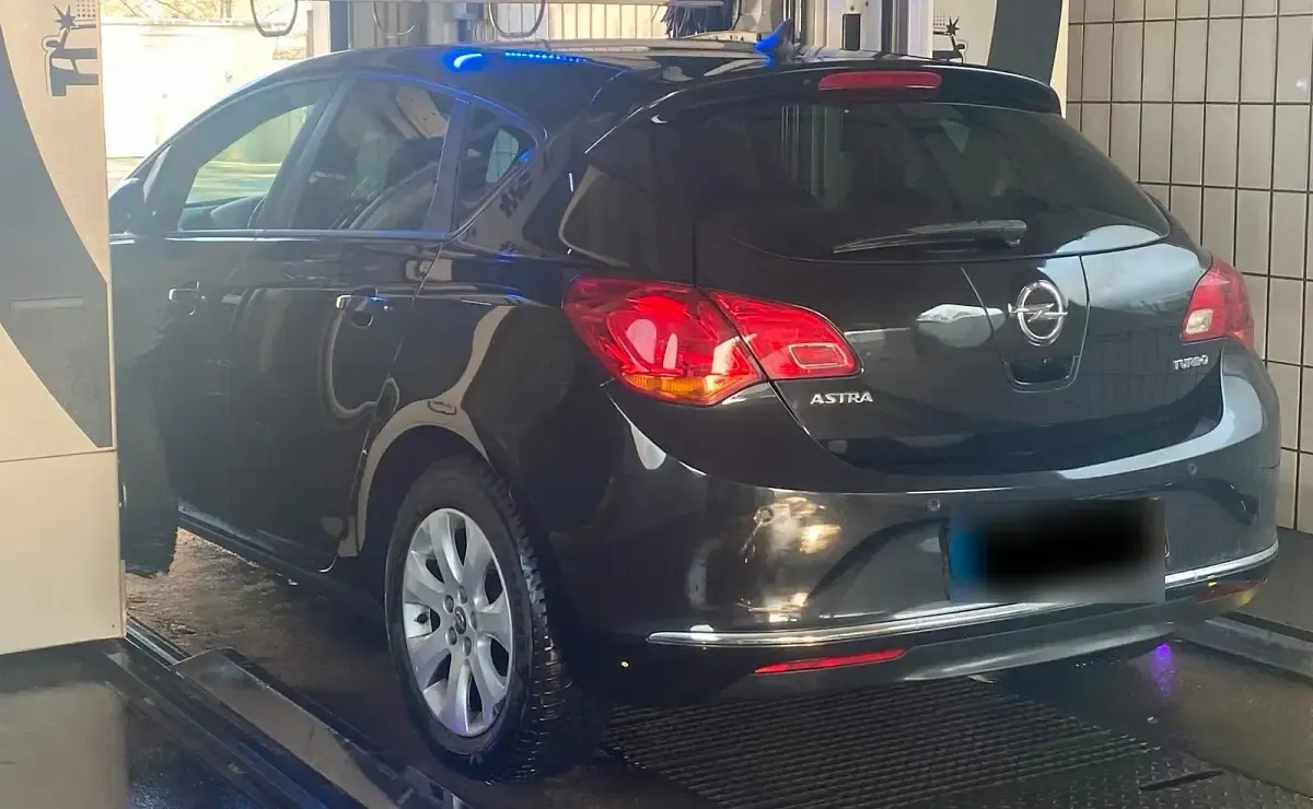 Gebraucht Opel Astra 140 PS (102 kW) 2015 Schwarz Limousine