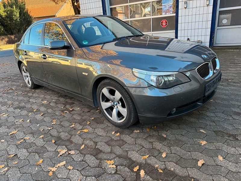 Grau Gebraucht 2006 BMW 523 Limousine | 4.999 € (Fairer Preis) - Bild 1/4