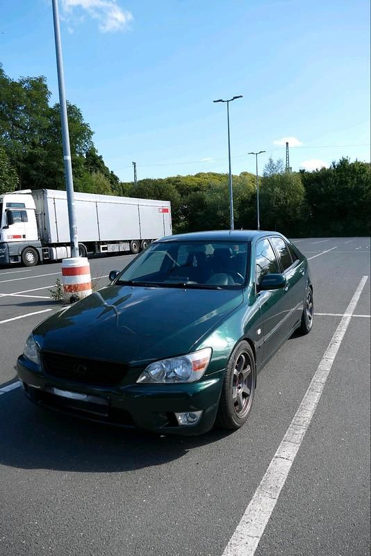 Grün Gebraucht 1999 Lexus IS200 Sport Line Limousine | 8.000 € - Bild 1/4