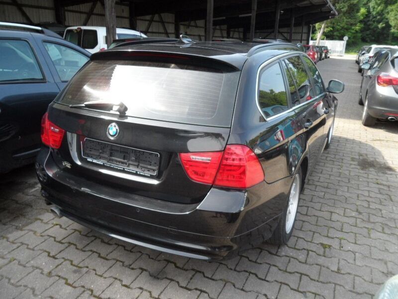 Gebraucht BMW 318 143 PS (105 kW) 2011 Schwarz Kombi