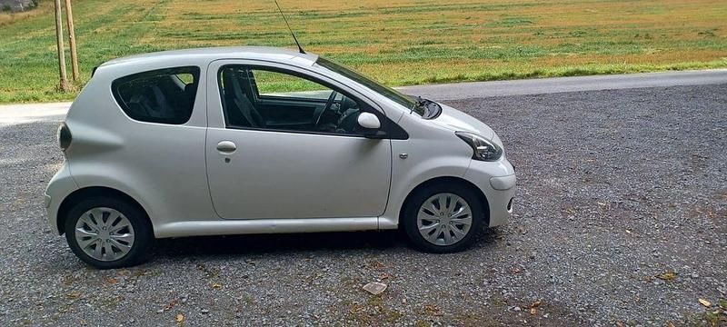 Weiß Gebraucht 2010 Toyota Aygo City Kleinwagen | 2.700 € (Fairer Preis) - Bild 1/4