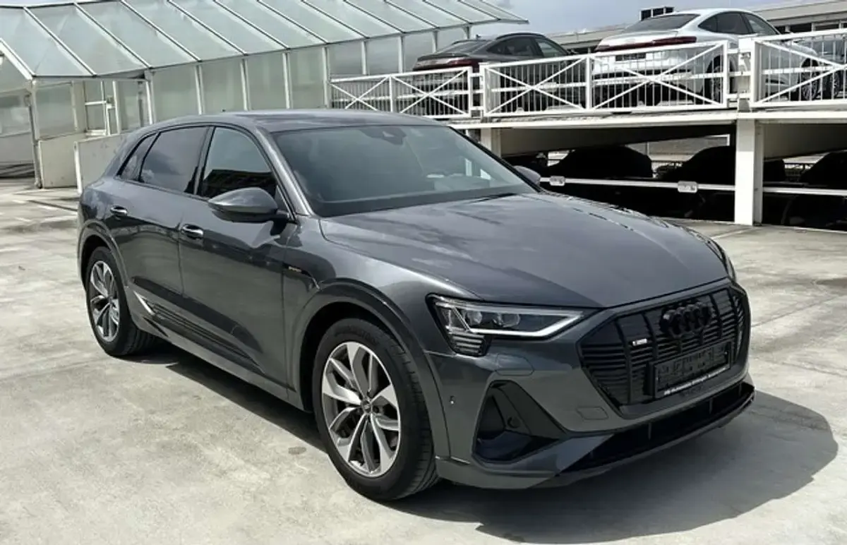Gebraucht Audi e-tron S-Line 230 kW (313 PS) 2022 Daytonagrau perleffekt SUV