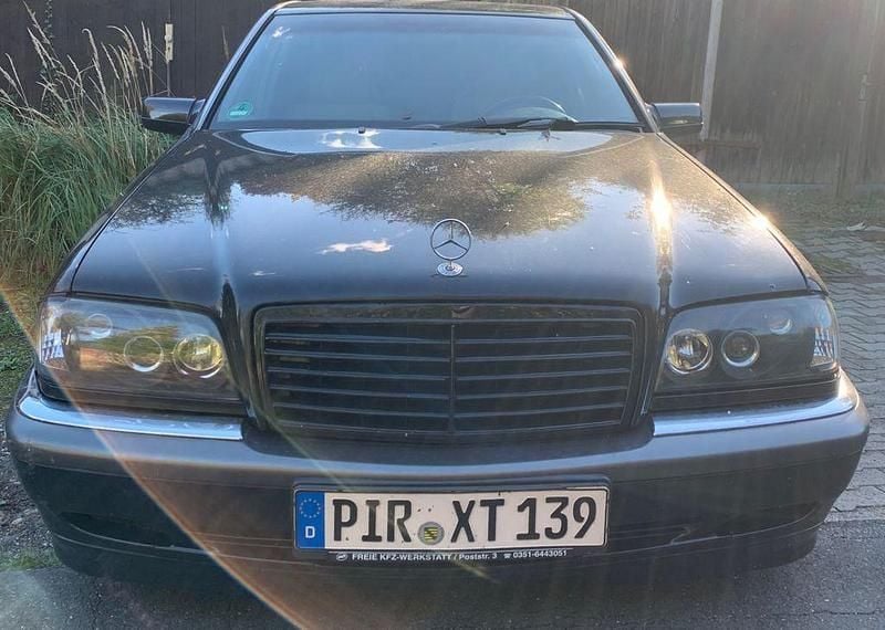 Schwarz Gebraucht 1998 Mercedes C200 Elegance Limousine | 2.250 € (Guter Preis) - Bild 1/4