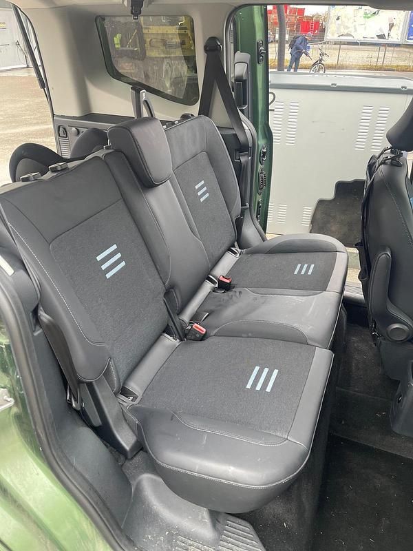 Gebraucht Ford Tourneo Active 125 PS (91 kW) 2024 Grün Kombi