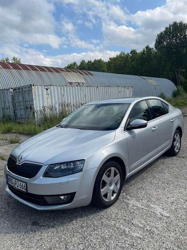 Grau Gebraucht 2015 Skoda Octavia Elegance Kleinwagen | 6.999 € (Superpreis) - Bild 1/4