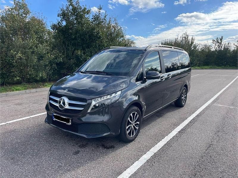 Grau Gebraucht 2023 Mercedes V250 Van / Kleinbus | 59.900 € (Fairer Preis) - Bild 1/4