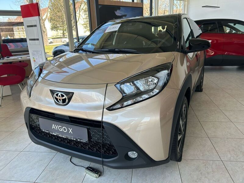 Beige Neu 2024 Toyota Aygo Team Kleinwagen | 17.999 € - Bild 1/4