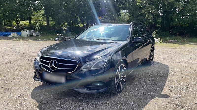 Schwarz Gebraucht 2015 Mercedes E220 Kombi | 12.950 € (Fairer Preis) - Bild 1/4