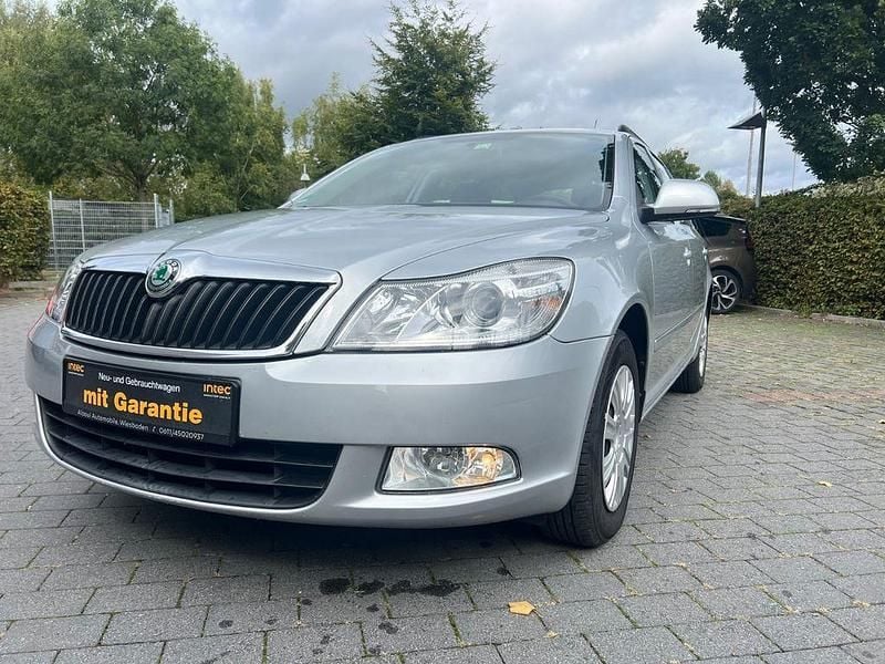 Grau Gebraucht 2010 Skoda Octavia Ambiente Kombi | 5.900 € (Superpreis) - Bild 1/4