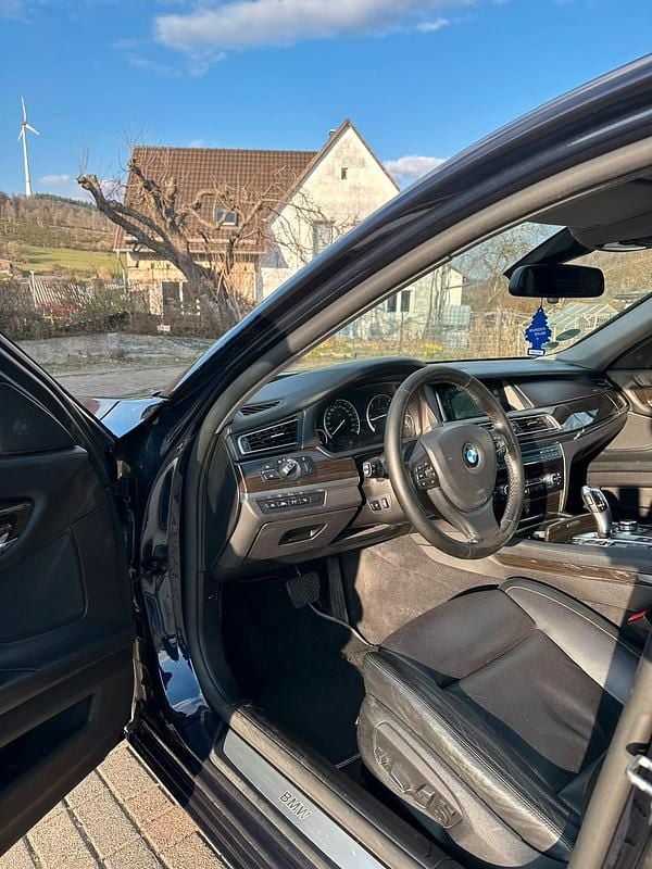 Gebraucht BMW 740 313 PS (230 kW) 2013 Blau Limousine