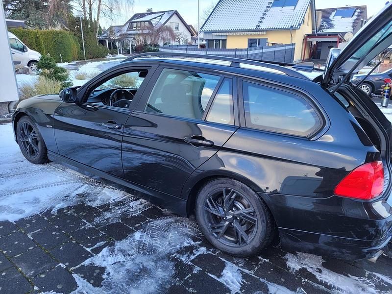Gebraucht BMW 320 170 PS (125 kW) 2010 Schwarz Kombi