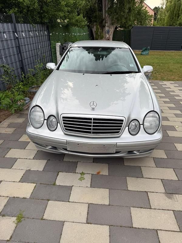 Grau Gebraucht 2000 Mercedes CLK200 Coupé | 3.999 € (Guter Preis) - Bild 1/4
