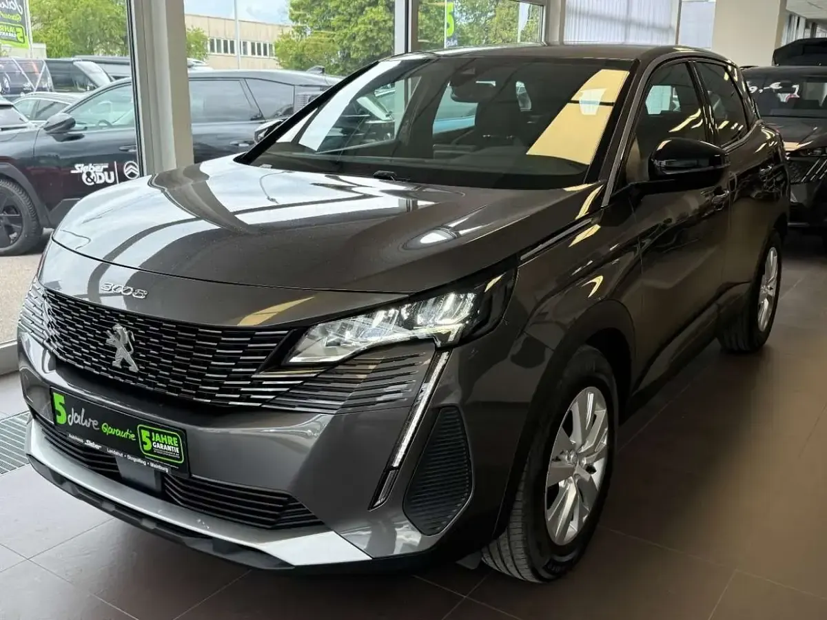 Gebraucht Peugeot 3008 Active 136 PS (100 kW) 2024 Lackierung platiniumgrau/meta SUV