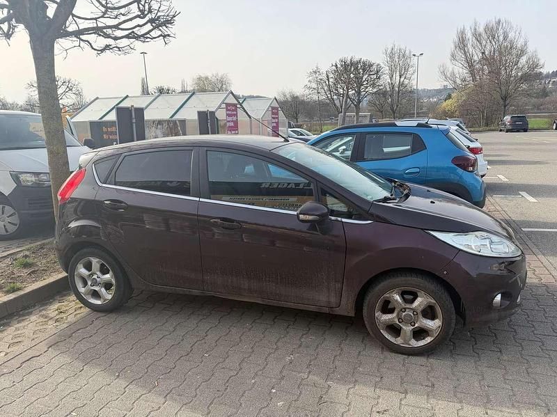 Gebraucht Ford Fiesta Titanium 82 PS (60 kW) 2010 Rot Kleinwagen