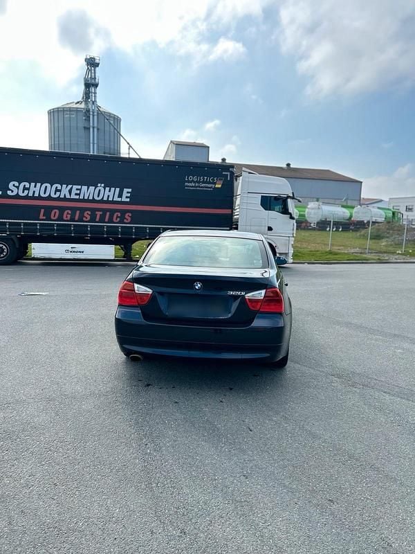 Gebraucht BMW 320 170 PS (125 kW) 2008 Blau Limousine