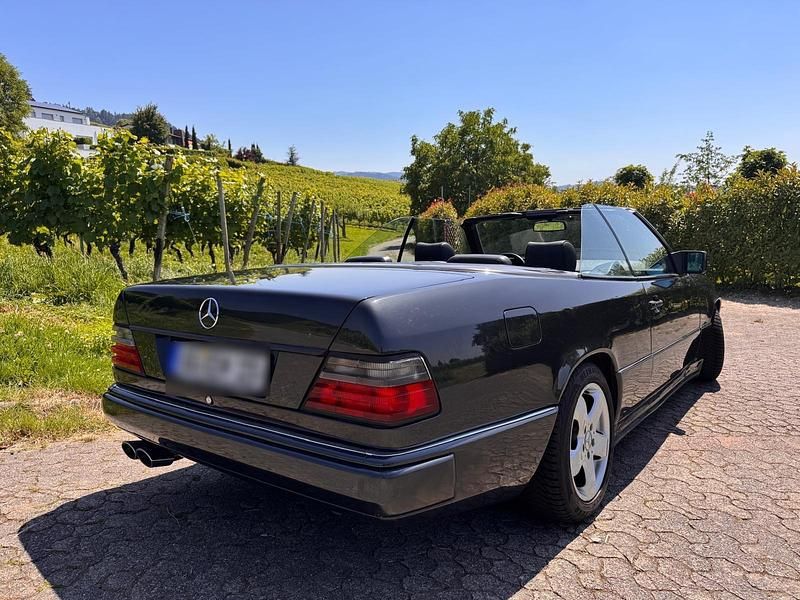 Second-hand Mercedes E320 220 CP (161 kW) 1994 Negru Cabrio