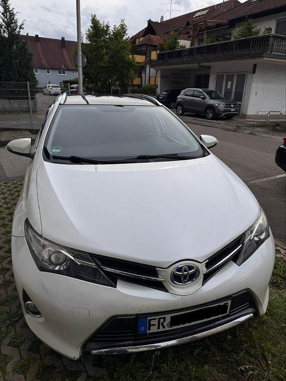 Weiß Gebraucht 2013 Toyota Auris Touring Sports Kombi | 9.999 € (Fairer Preis) - Bild 1/4