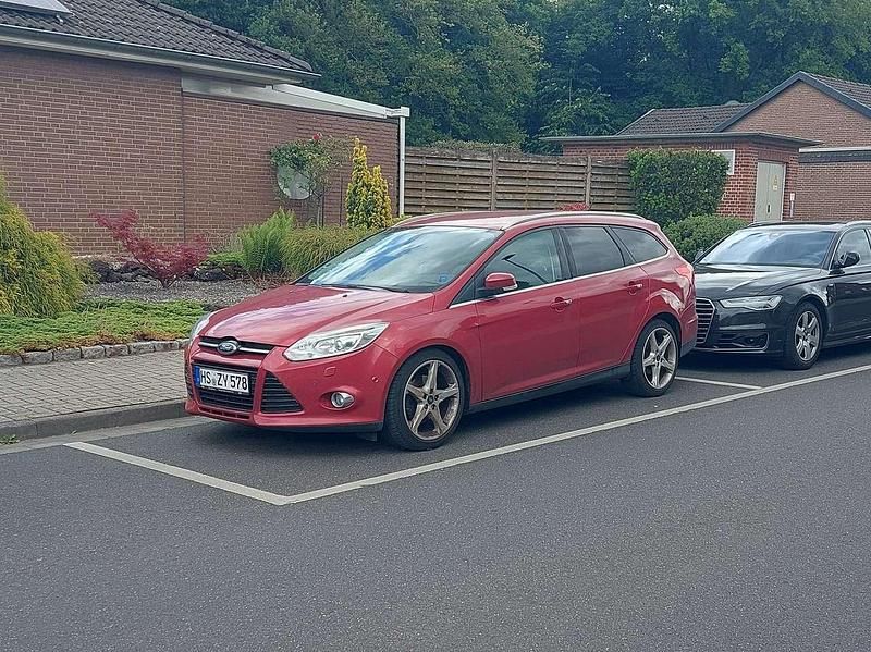 Rot Gebraucht 2011 Ford Focus Titanium Kombi | 3.950 € (Guter Preis) - Bild 1/4