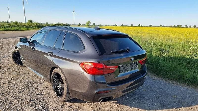 Grau Gebraucht 2019 BMW M550 Comfort Edition Limousine | 35.500 € (Guter Preis) - Bild 1/4