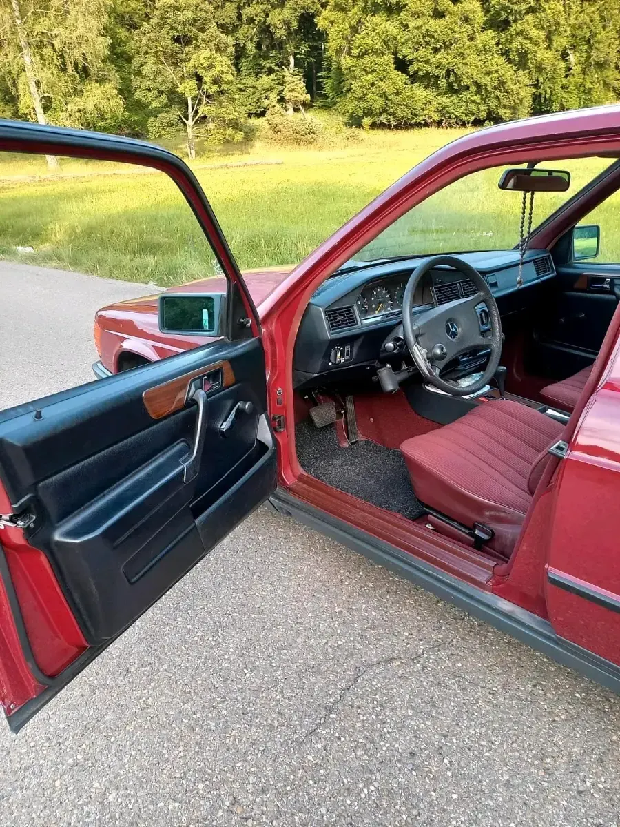 Gebraucht Mercedes 190 72 PS (52 kW) 1985 Rot Limousine