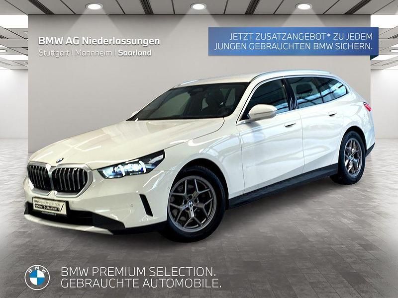 Weiß Gebraucht 2024 BMW 520 Comfort Edition Kombi | 49.970 € (Fairer Preis) - Bild 1/3