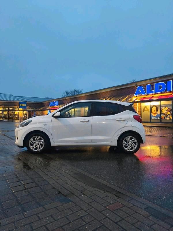 Gebraucht Hyundai i10 Trend 67 PS (49 kW) 2021 Weiß Kleinwagen