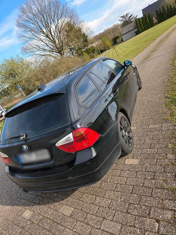 Gebraucht BMW 320 170 PS (125 kW) 2008 Schwarz Kombi