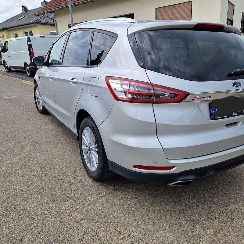 Usado Ford S-MAX Trend 190 HP (139 kW) 2020 Prateado Monovolume