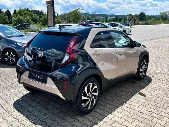 Neu Toyota Aygo X 72 PS (52 kW) 2026 Beige SUV