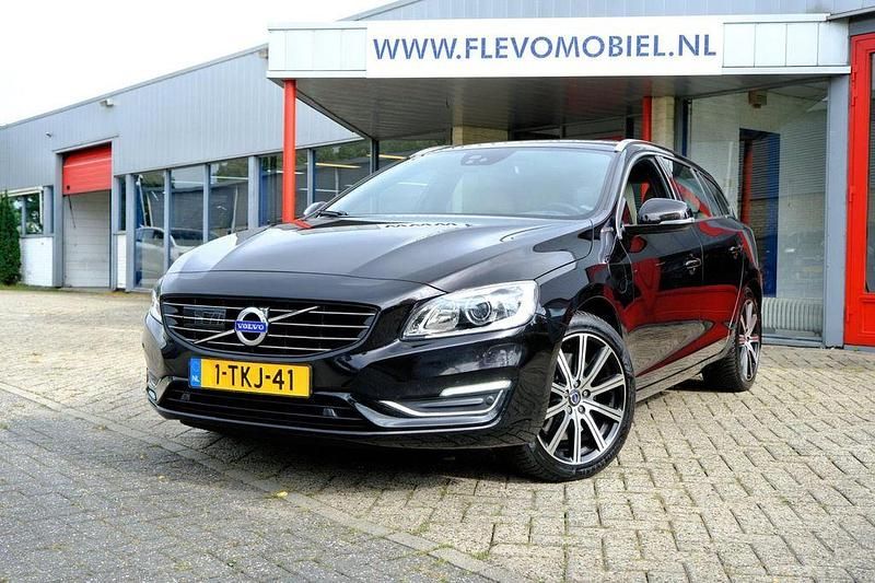 Schwarz Gebraucht 2014 Volvo V60 Summum Kombi | 13.800 € (Fairer Preis) - Bild 1/4