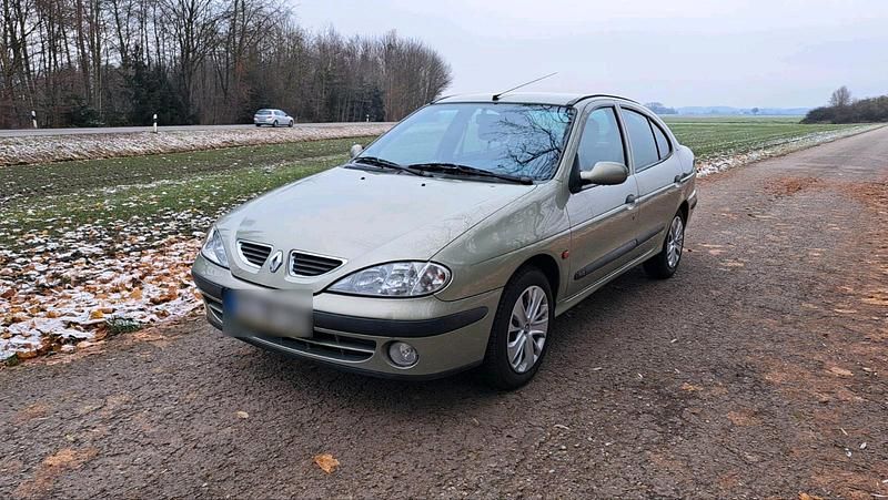 Grün Gebraucht 1999 Renault Mégane Limousine | 1.990 € (Fairer Preis) - Bild 1/4