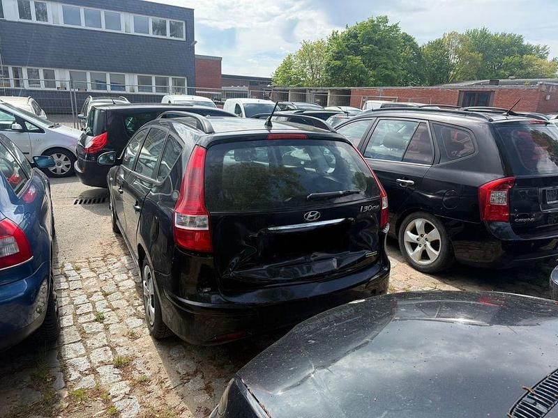 Gebraucht Hyundai i30 90 PS (66 kW) 2011 Schwarz Kombi