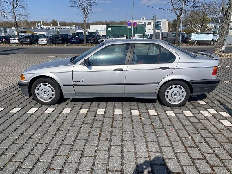 Gebraucht BMW 318 113 PS (83 kW) 1993 Silber Limousine