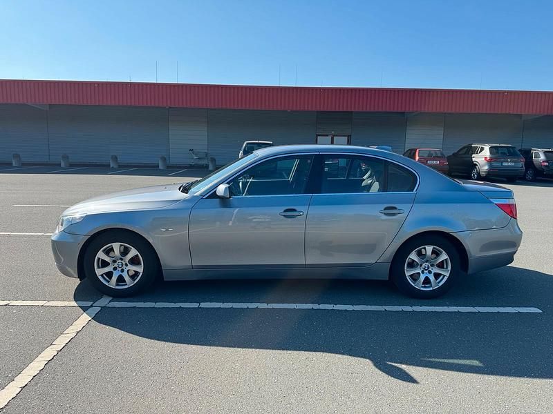 Gebraucht BMW 523 170 PS (125 kW) 2005 Blau Limousine