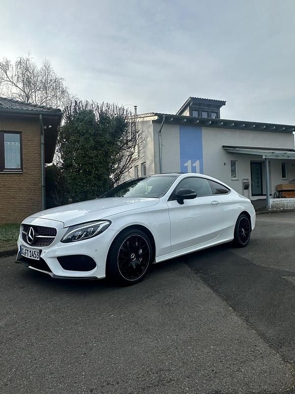 Weiß Gebraucht 2018 Mercedes C250 AMG Coupé | 21.900 € (Teuer) - Bild 1/4