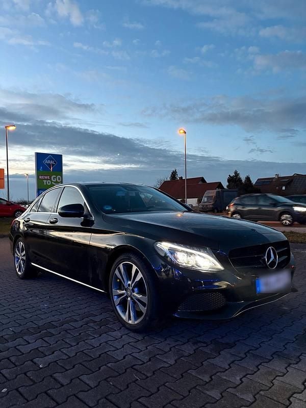 Schwarz Gebraucht 2015 Mercedes C300 Limousine | 15.300 € (Fairer Preis) - Bild 1/4