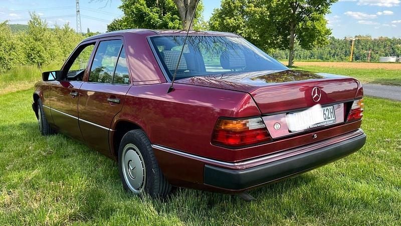 Gebraucht Mercedes 200 118 PS (86 kW) 1991 Rot Limousine