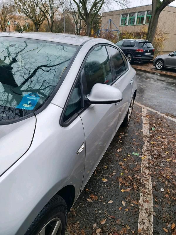 Silber Gebraucht 2013 Opel Astra Limousine | 6.800 € (Fairer Preis) - Bild 1/4