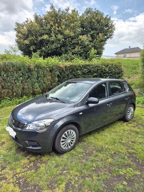 Grau Gebraucht 2011 Kia Ceed Attract Limousine | 3.499 € (Guter Preis) - Bild 1/4