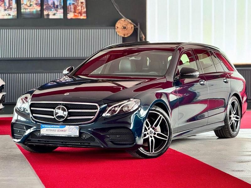 Blau Gebraucht 2018 Mercedes E220 AMG Limousine | 25.800 € (Guter Preis) - Bild 1/4