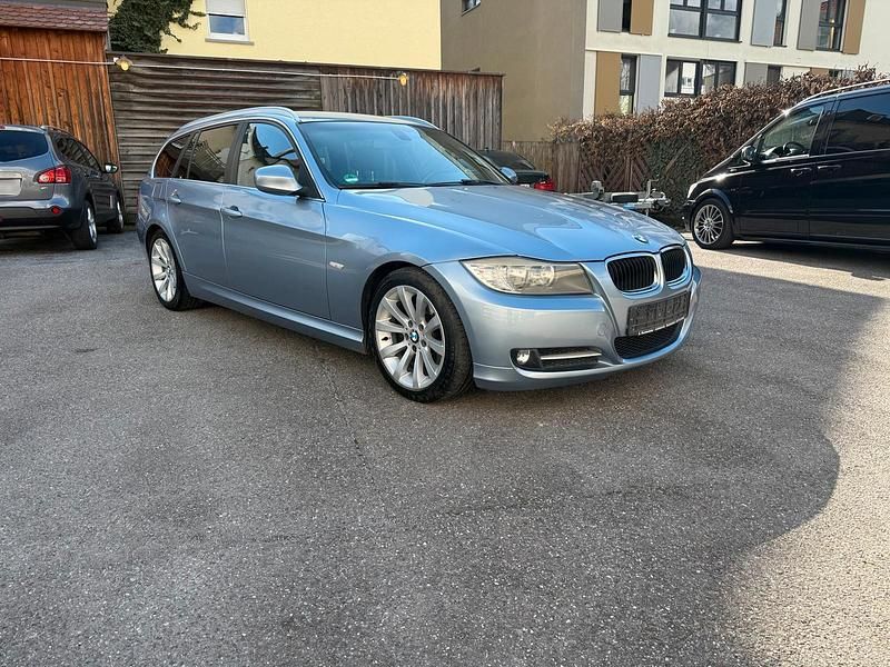 Gebraucht BMW 320 177 PS (130 kW) 2010 Blau Kombi