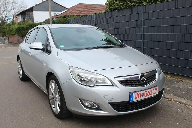 Gebraucht Opel Astra Edition 125 PS (91 kW) 2010 Silber Limousine