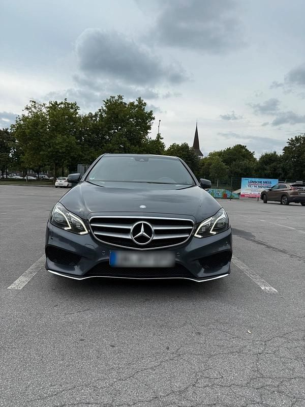 Grau Gebraucht 2013 Mercedes E250 AMG line Limousine | 15.499 € (Fairer Preis) - Bild 1/4