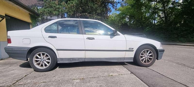 Weiß Gebraucht 1993 BMW 316 Limousine | 2.800 € - Bild 1/4